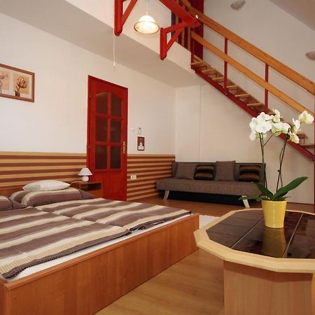 Hellasz Apartman Гюла Екстериор снимка