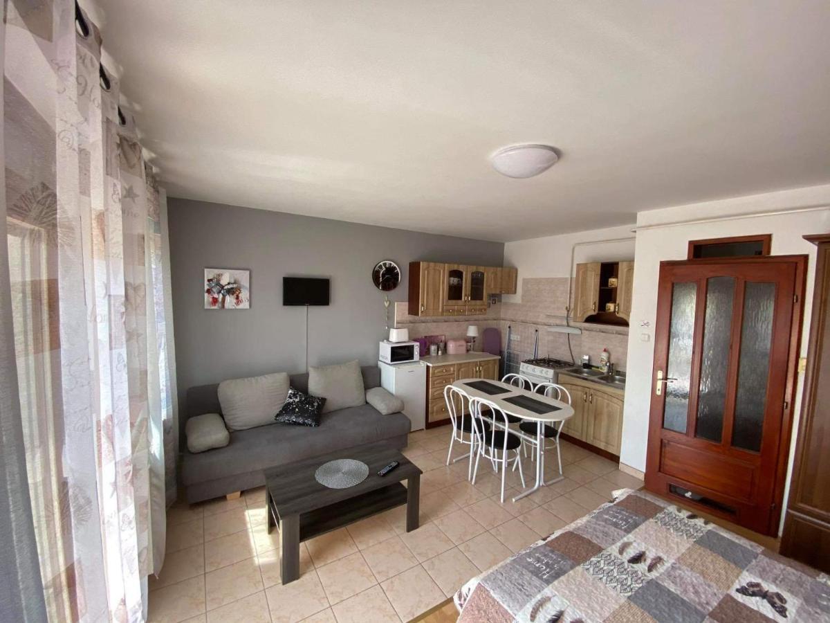 Hellasz Apartman Гюла Екстериор снимка