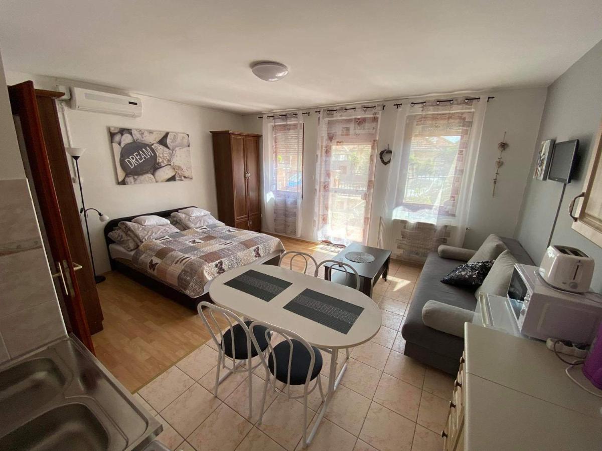 Hellasz Apartman Гюла Екстериор снимка