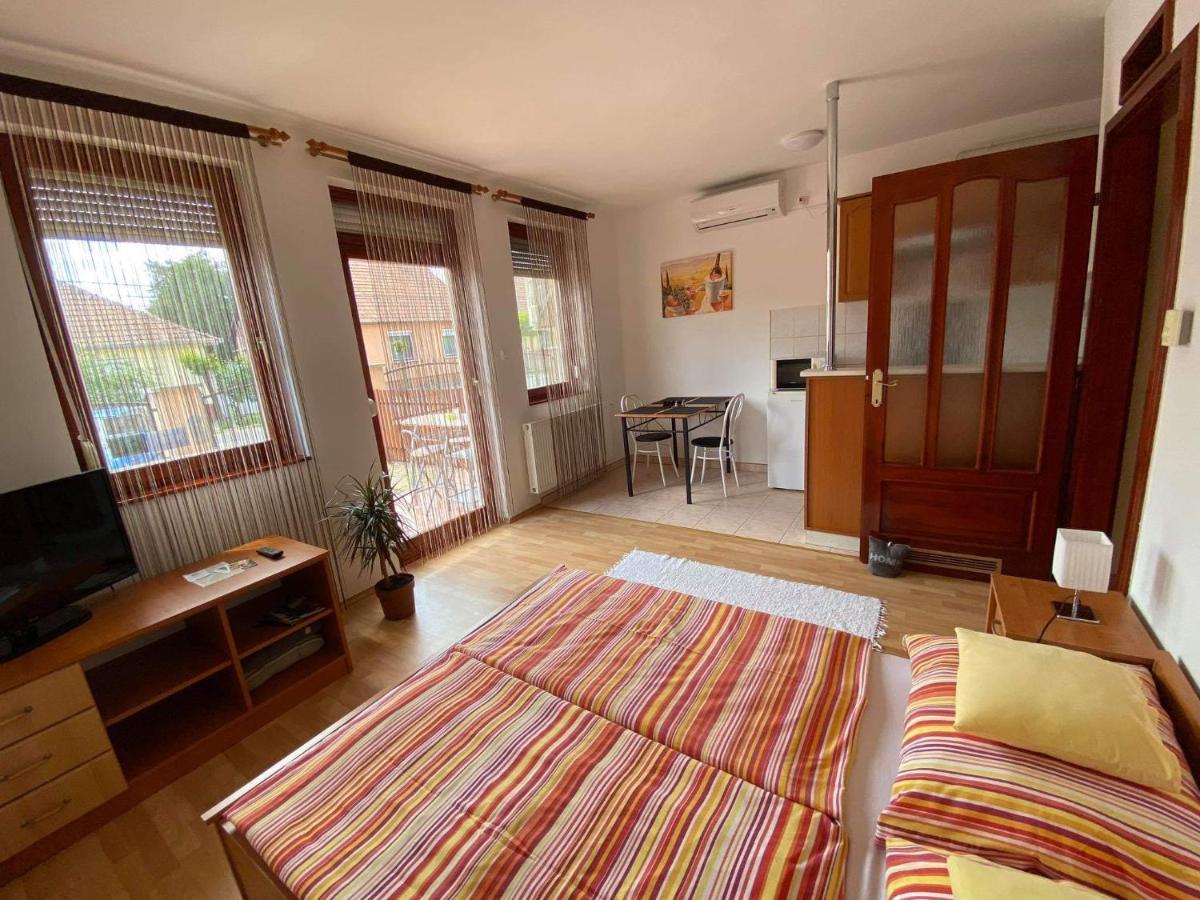 Hellasz Apartman Гюла Екстериор снимка