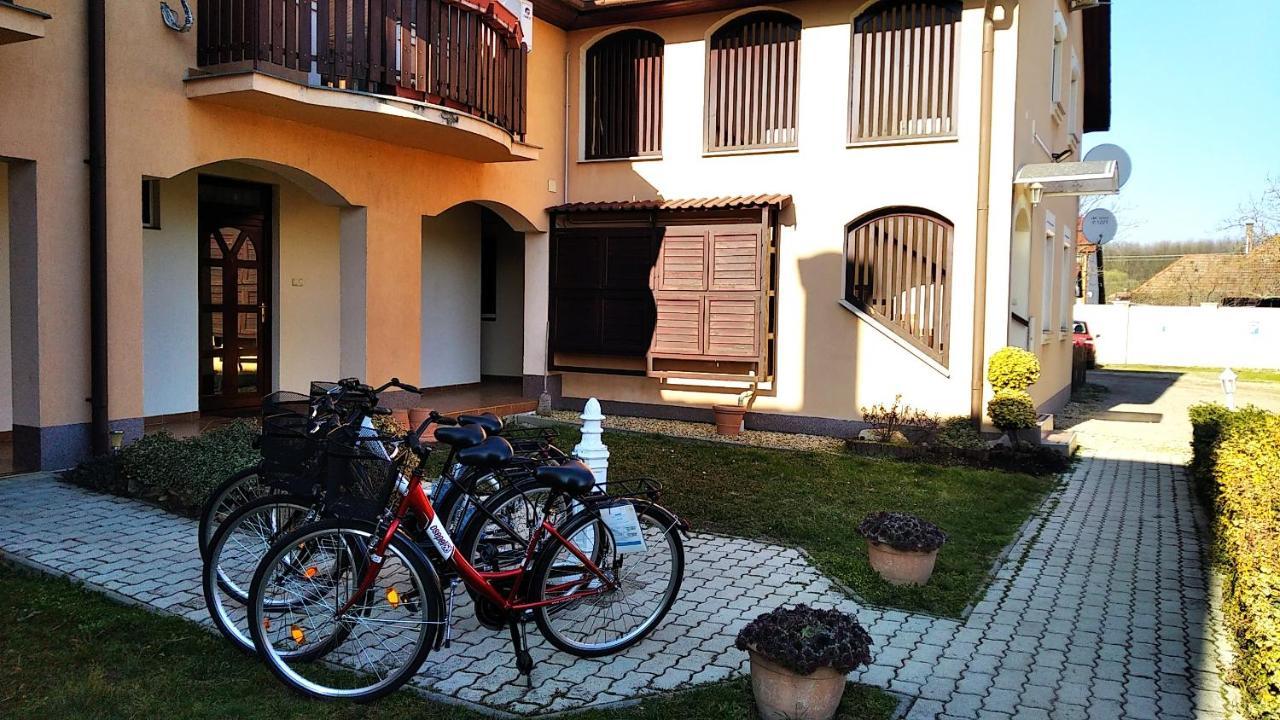 Hellasz Apartman Гюла Екстериор снимка