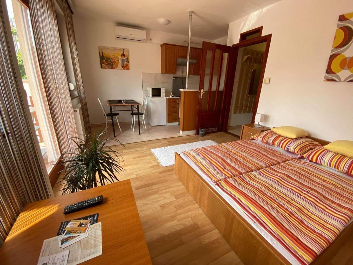 Hellasz Apartman Гюла Екстериор снимка