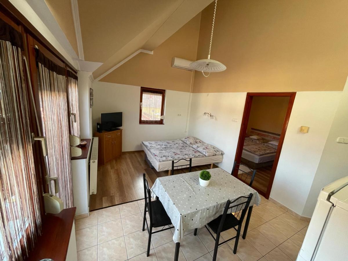 Hellasz Apartman Гюла Екстериор снимка
