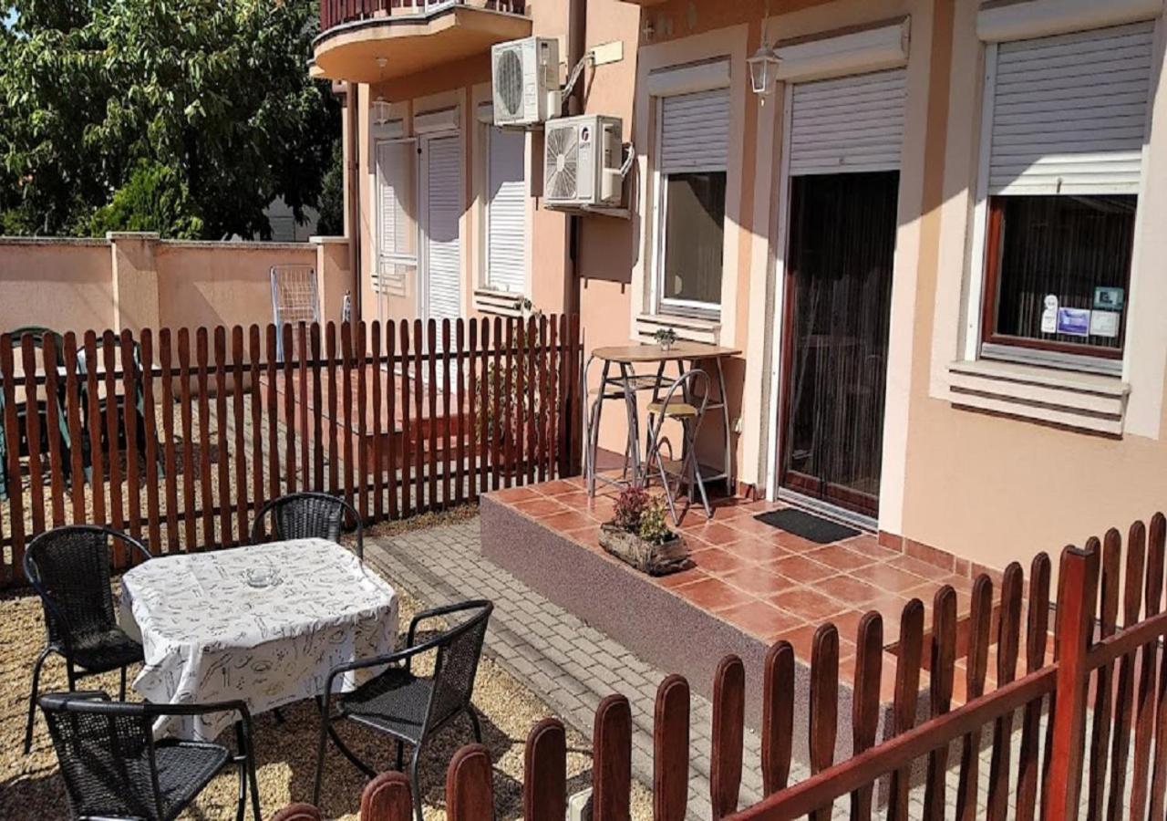 Hellasz Apartman Гюла Екстериор снимка