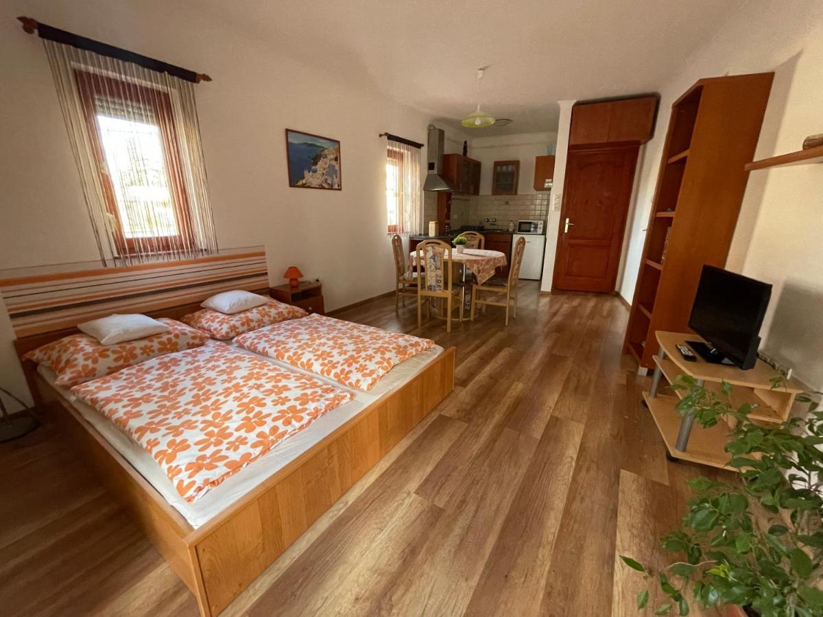 Hellasz Apartman Гюла Екстериор снимка