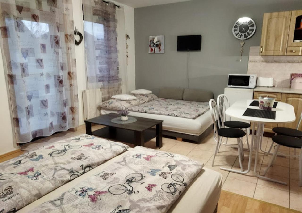 Hellasz Apartman Гюла Екстериор снимка