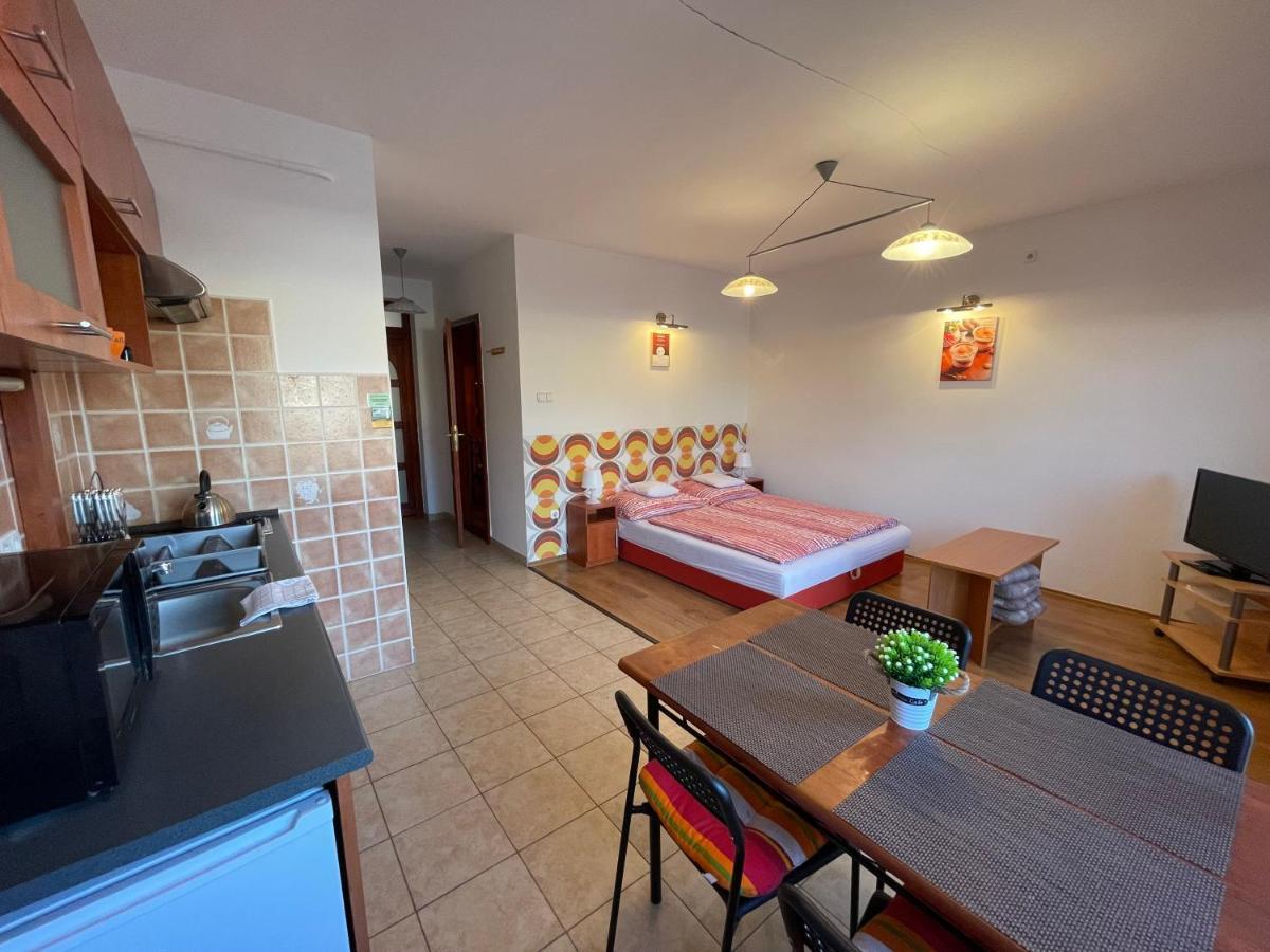Hellasz Apartman Гюла Екстериор снимка