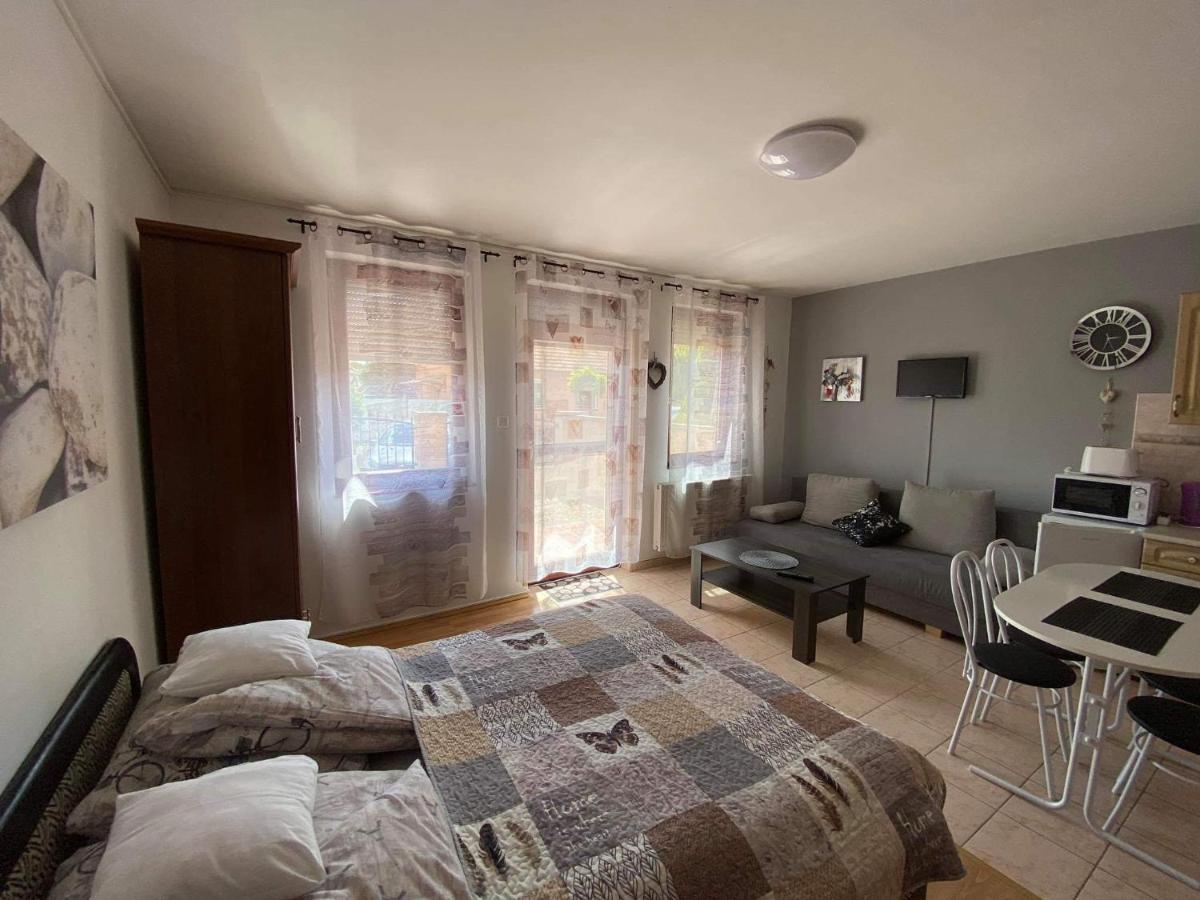 Hellasz Apartman Гюла Екстериор снимка