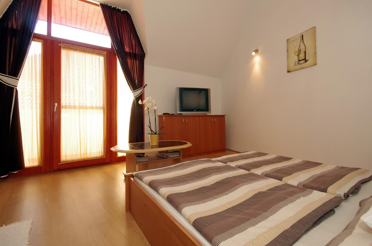 Hellasz Apartman Гюла Екстериор снимка